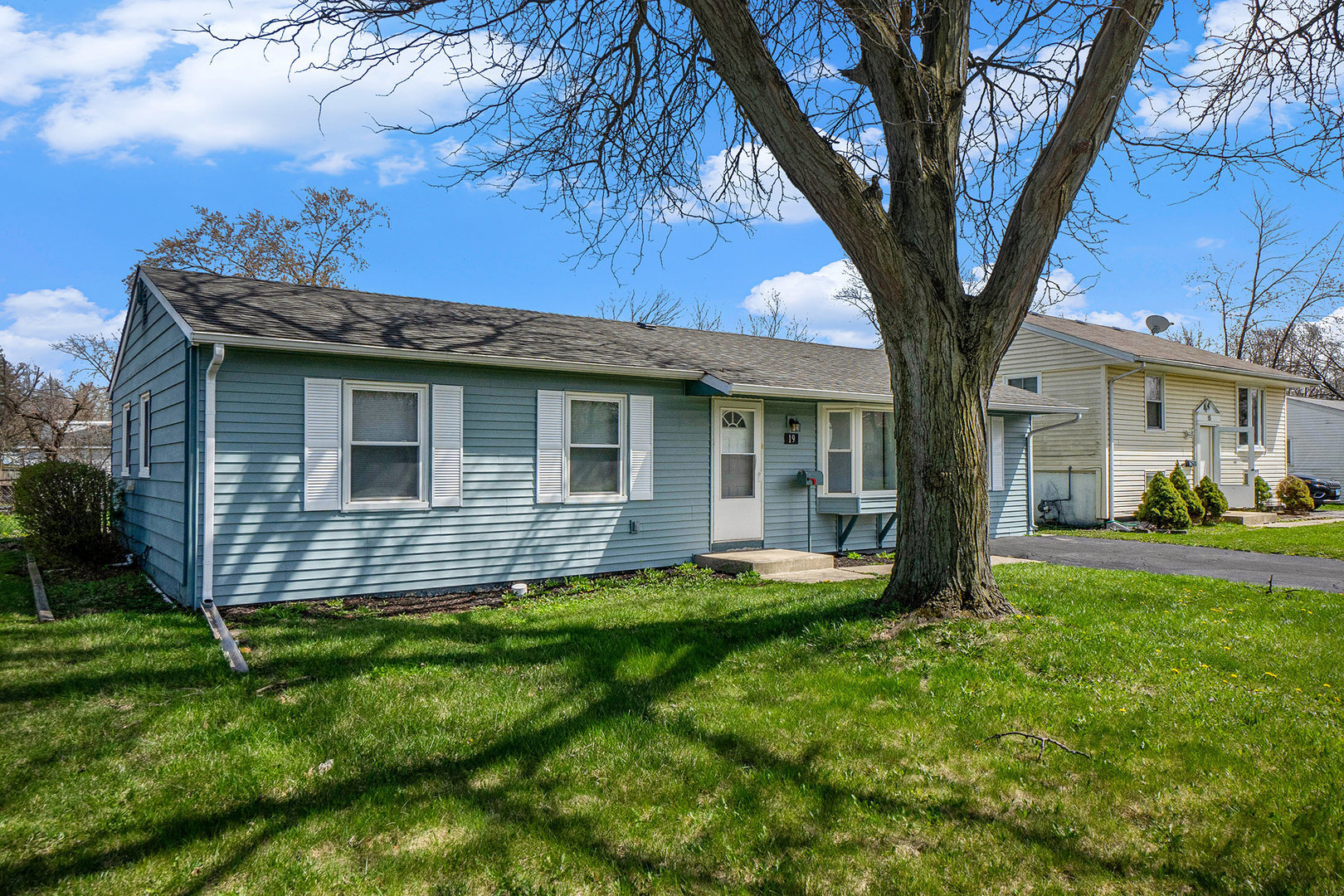 19 N ELM Lane, Glenwood, IL 60425