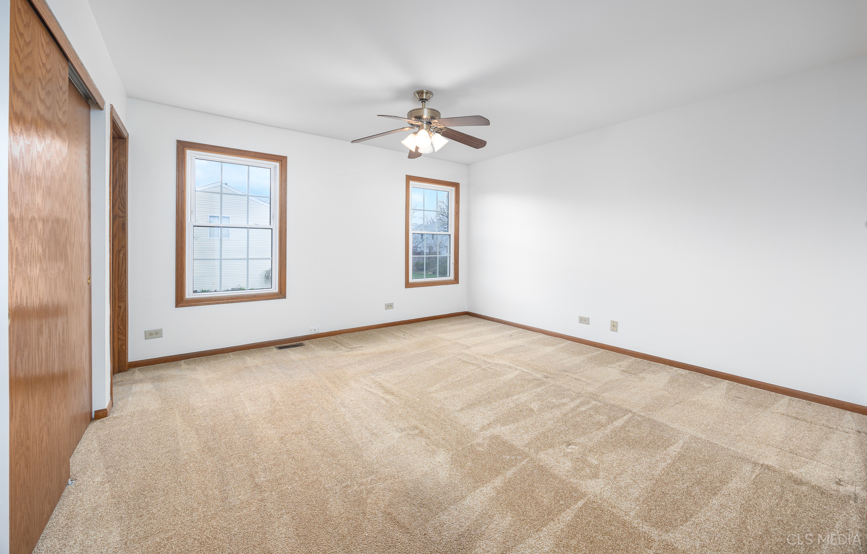 942 Hill Crest Drive, Carol Stream, IL 60188