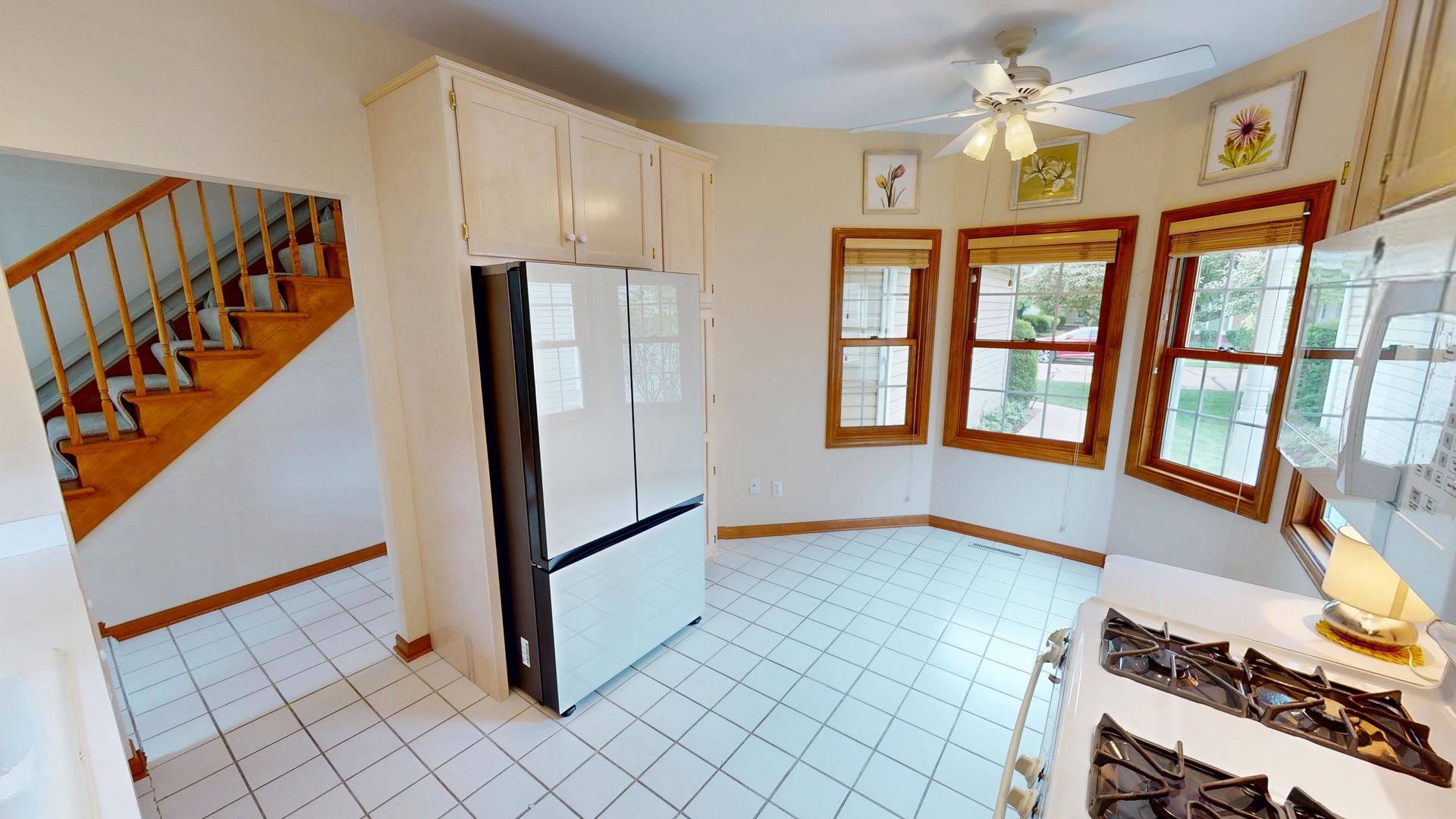 2013 Waverly Circle, St. Charles, IL 60174