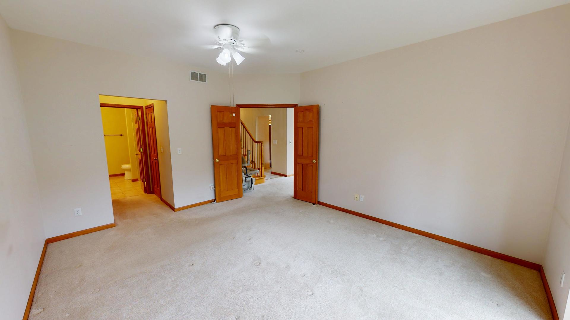 2013 Waverly Circle, St. Charles, IL 60174