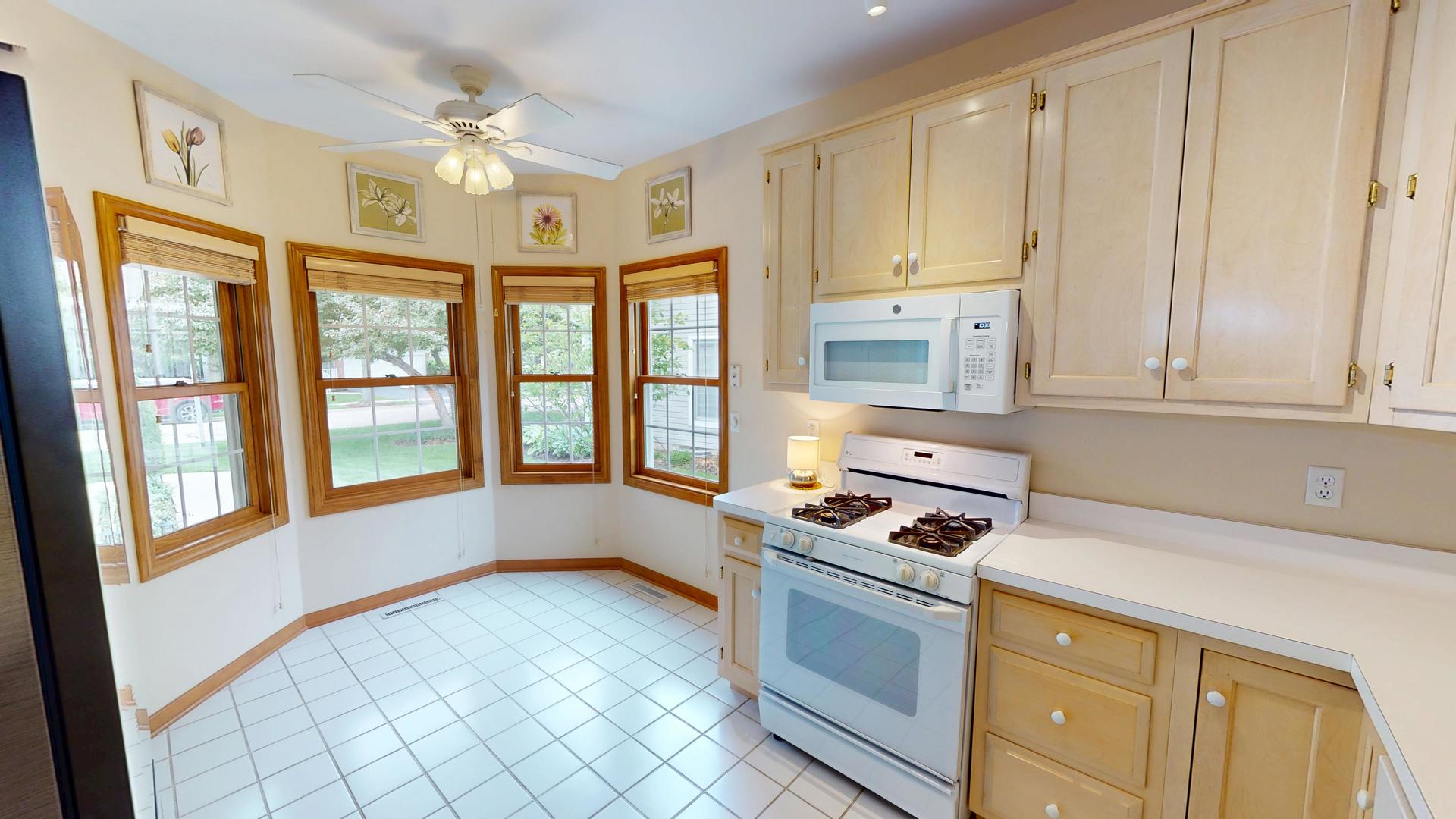 2013 Waverly Circle, St. Charles, IL 60174