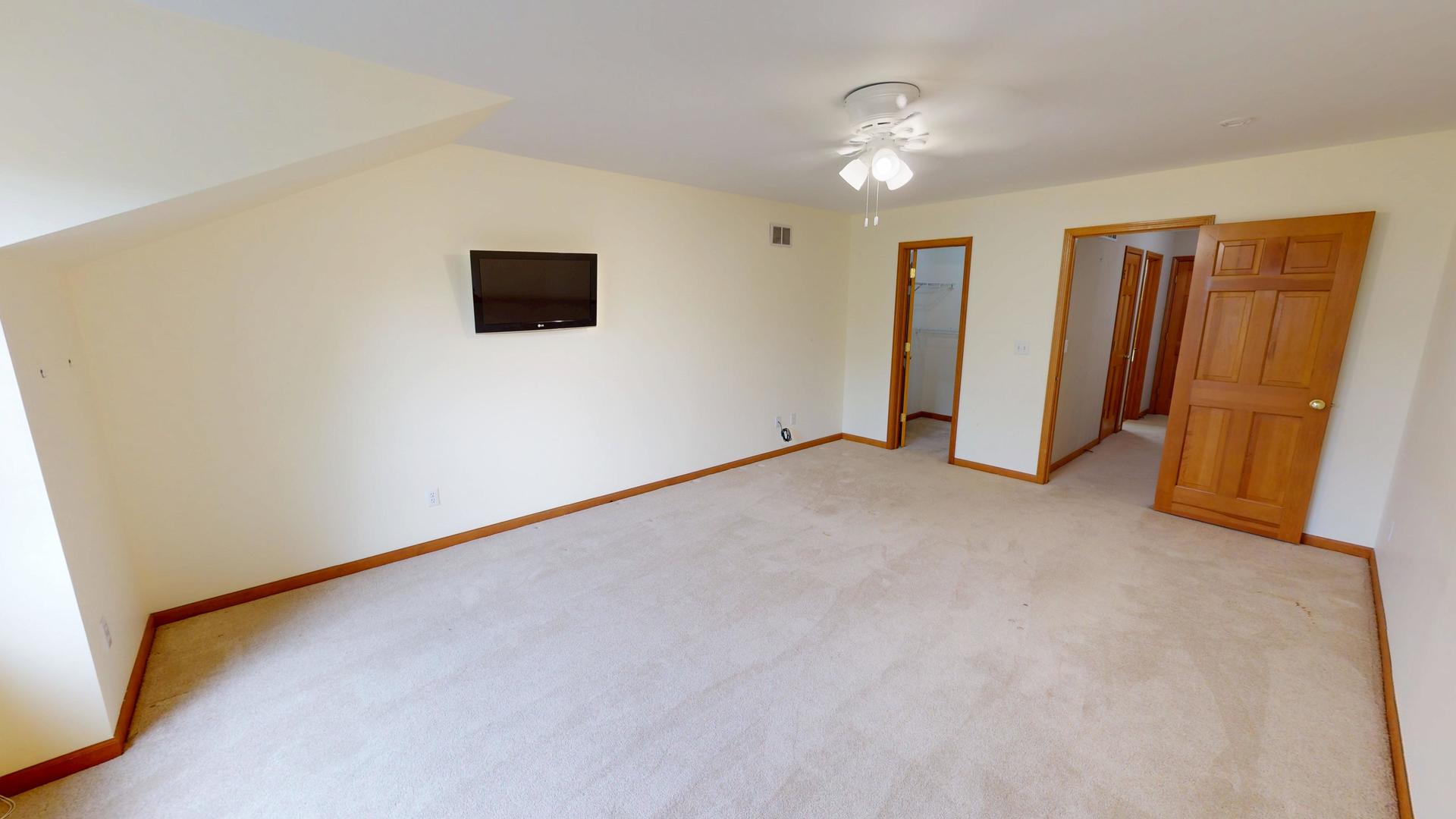 2013 Waverly Circle, St. Charles, IL 60174