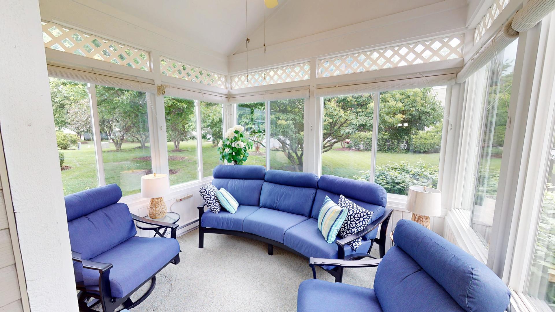 2013 Waverly Circle, St. Charles, IL 60174