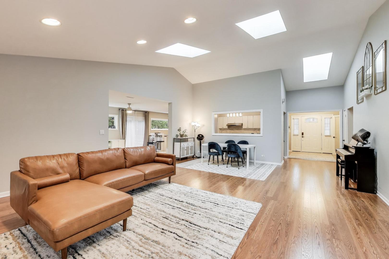 1344 Southwind Drive, Northbrook, IL 60062