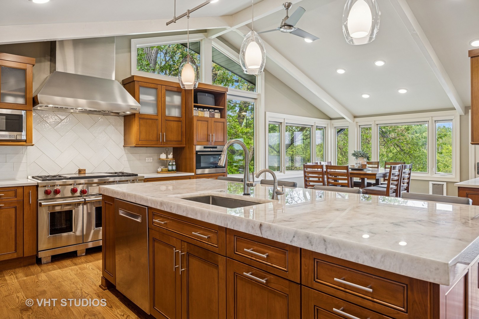1120 Sandstone Drive, Libertyville, IL 60048
