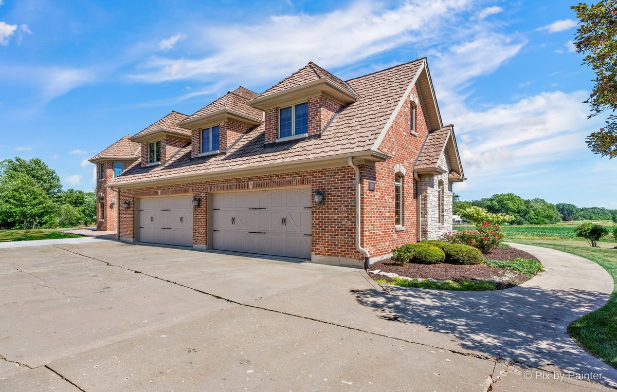 8110 Carriage Lane, Spring Grove, IL 60081