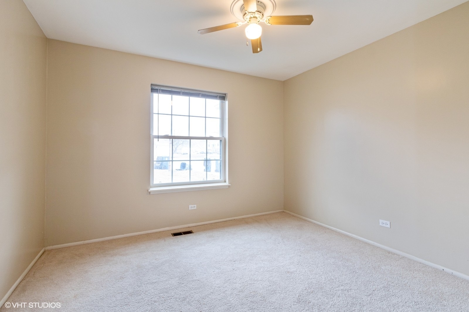 401 Pinetree Lane #B1, Schaumburg, IL 60193