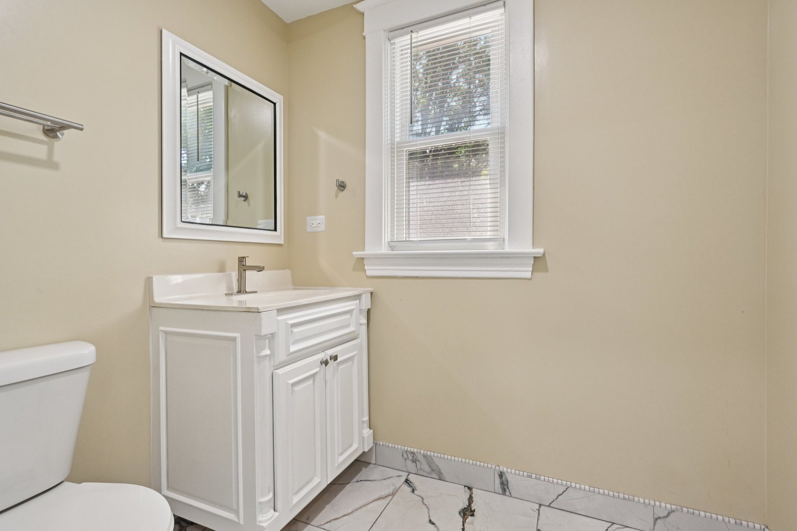 325 4th Street, Waukegan, IL 60085