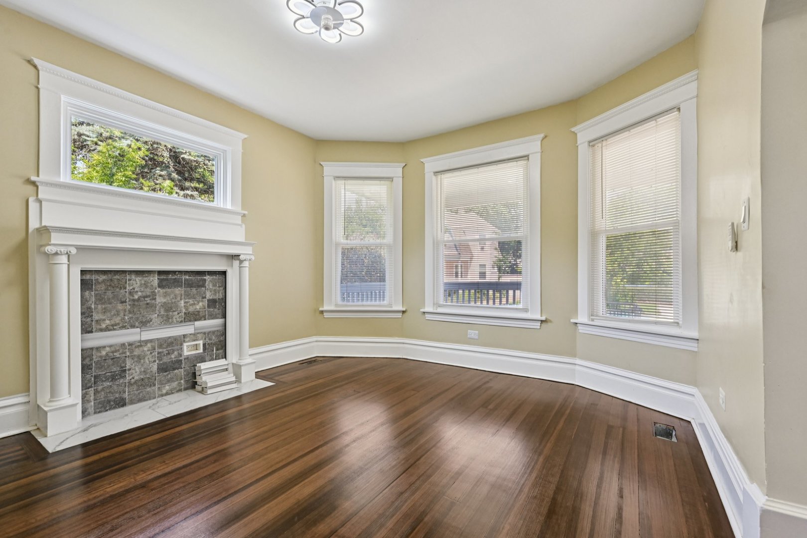 325 4th Street, Waukegan, IL 60085