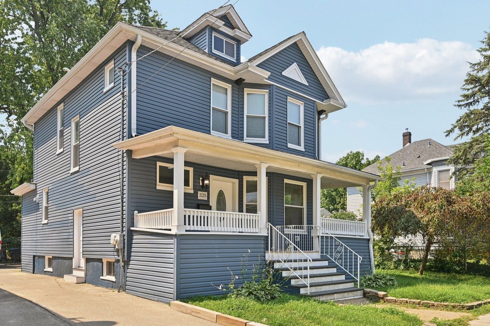 325 4th Street, Waukegan, IL 60085