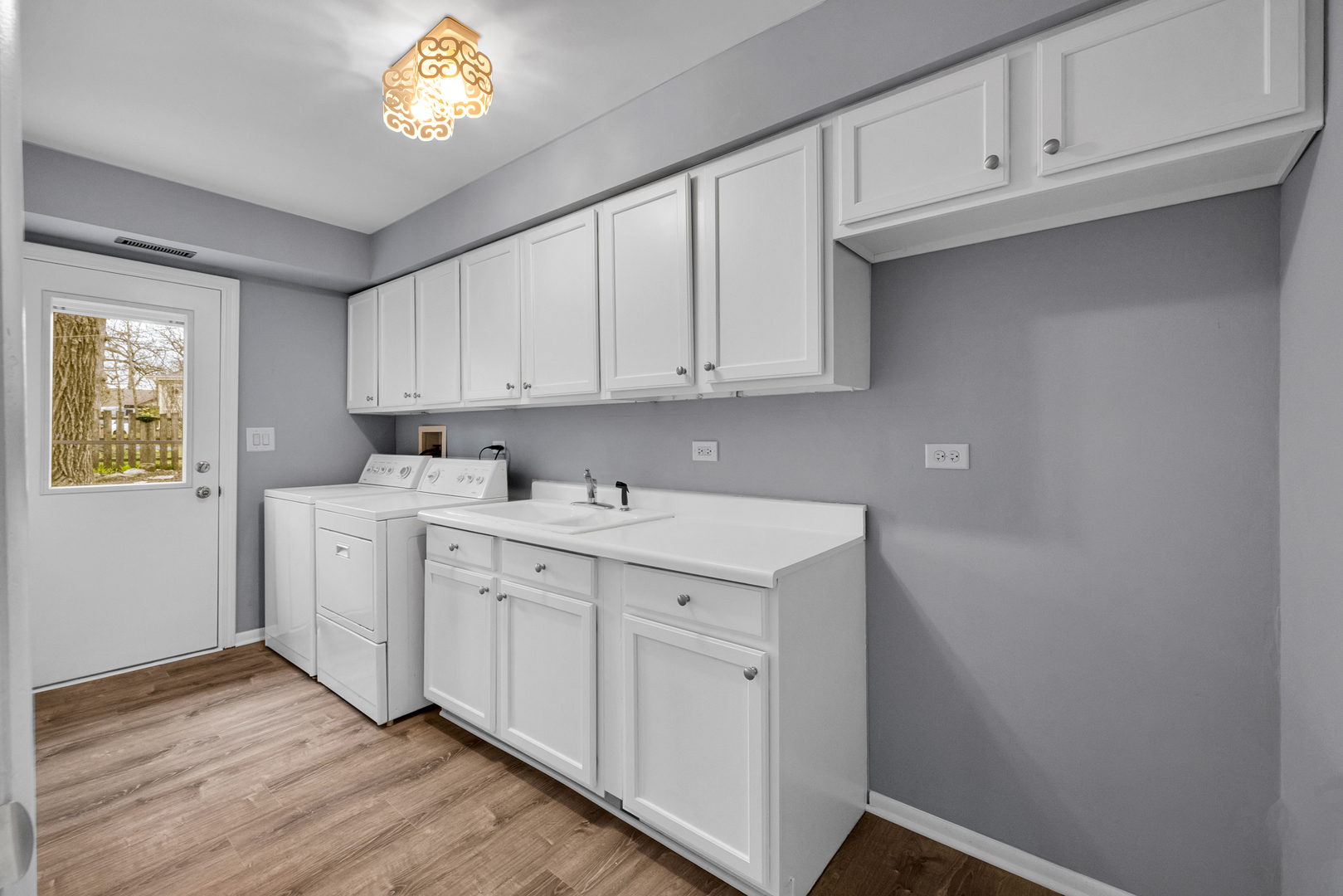 207 S Cedarcrest Drive, Schaumburg, IL 60193