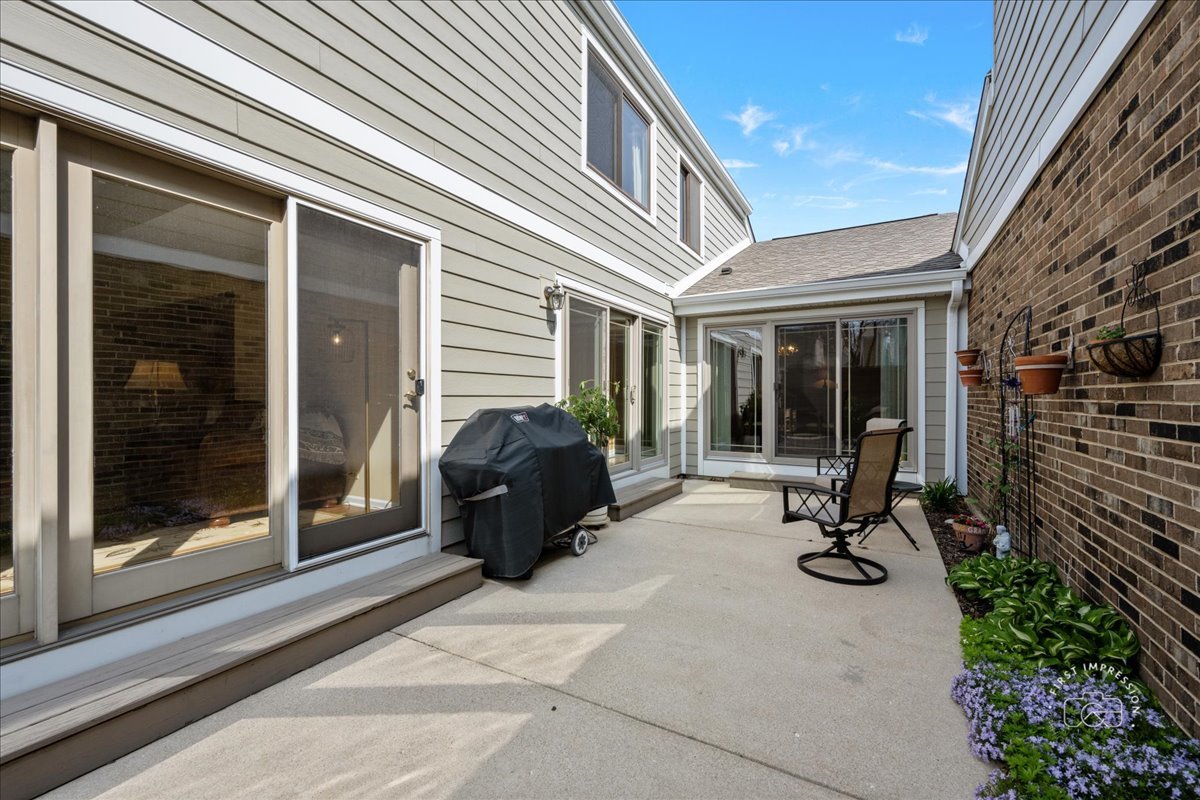2122 Fox Run, Wheaton, IL 60189