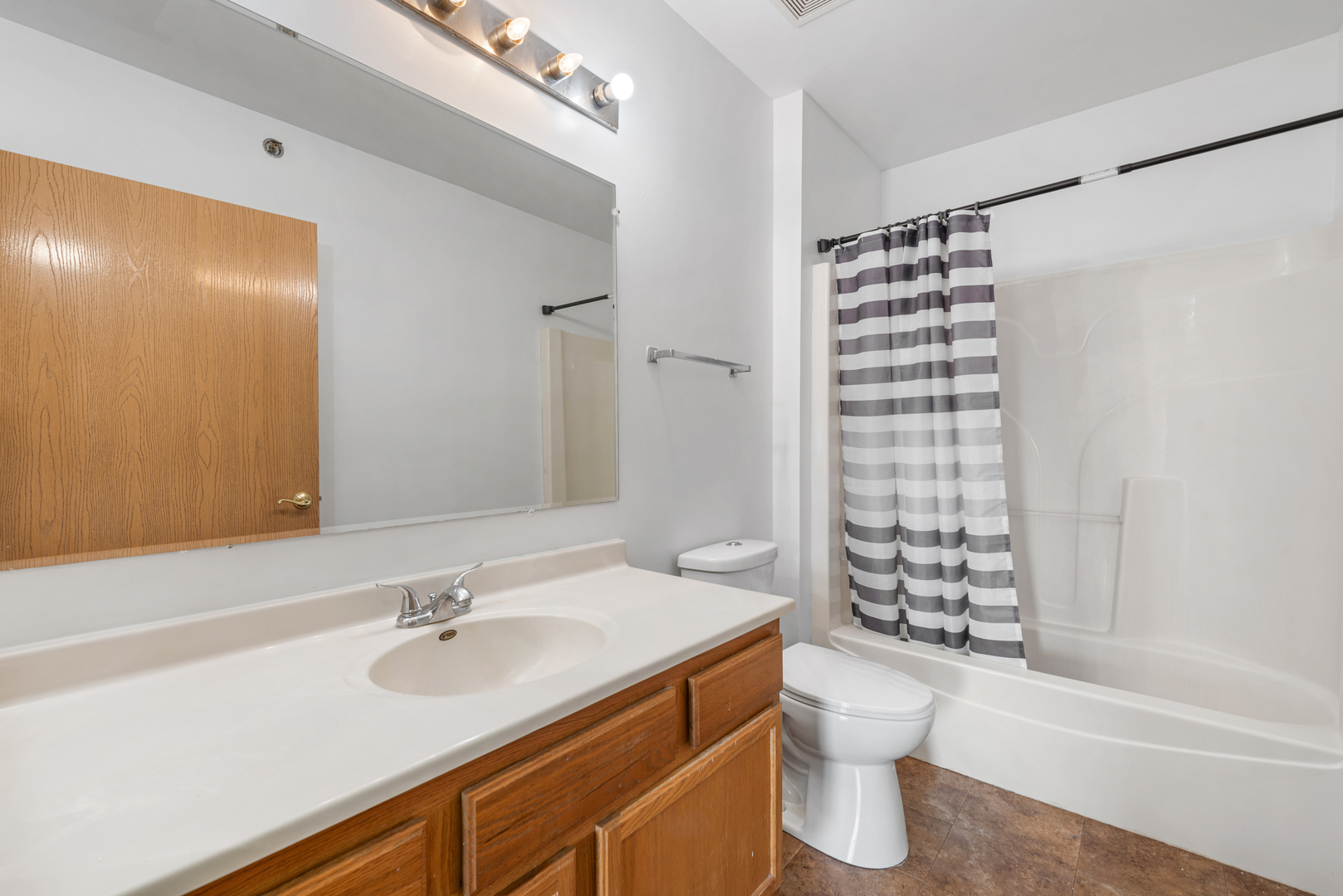 941 N Swift Road #301, Addison, IL 60101