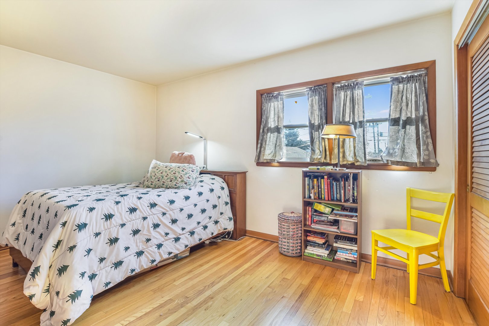 5913 W Montrose Avenue, Chicago, IL 60634