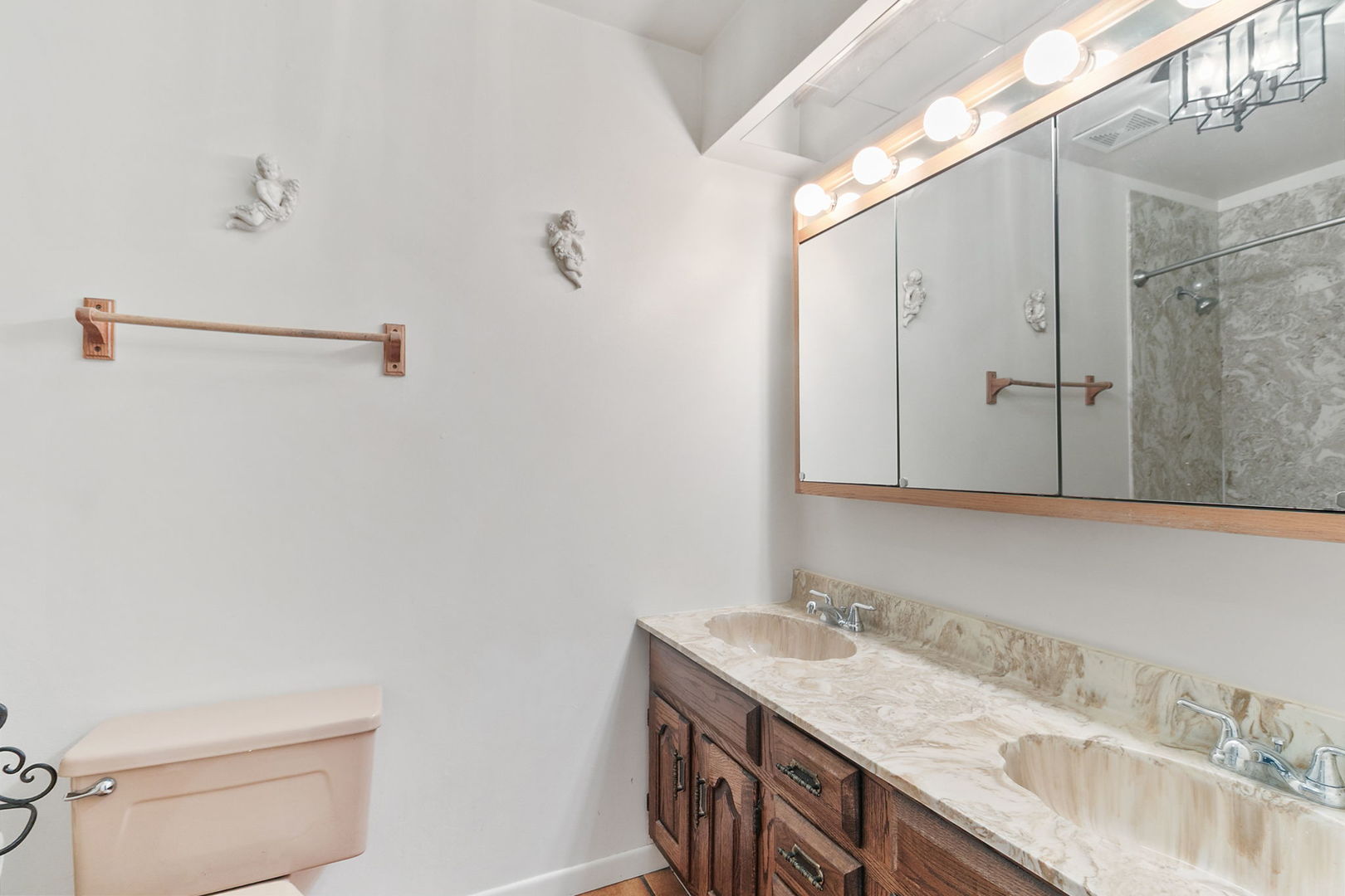 9s681 Clarendon Hills Road, Willowbrook, IL 60527