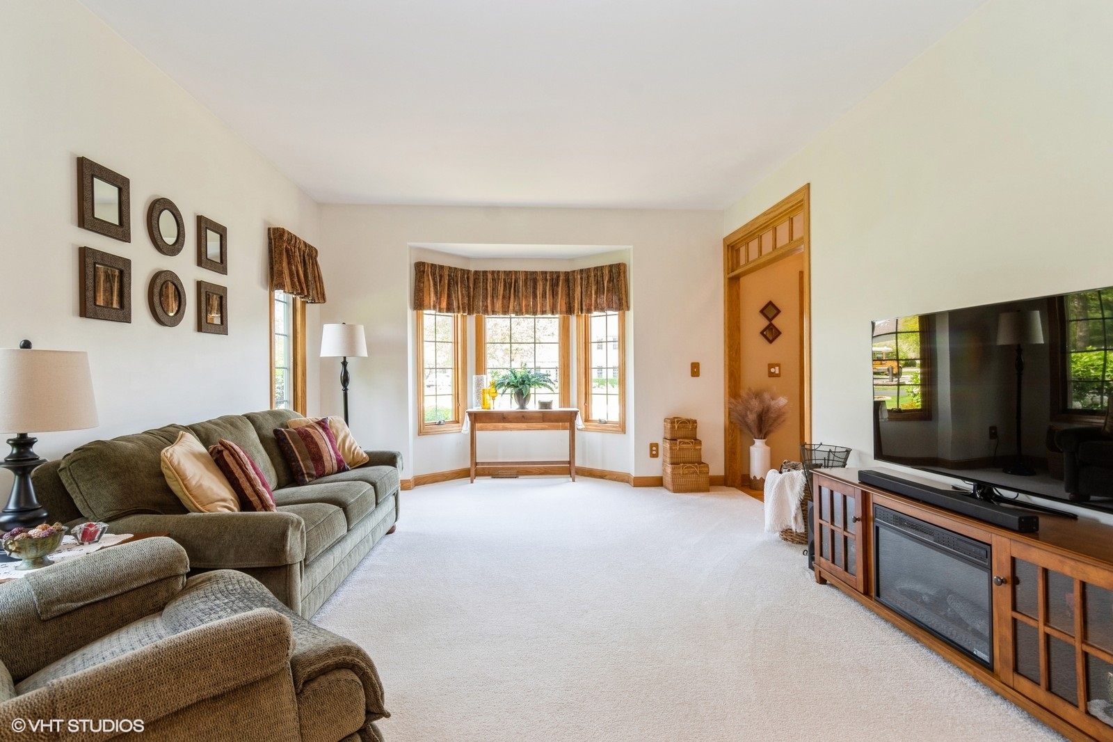 13 W Royal Oaks Drive, Bristol, IL 60512