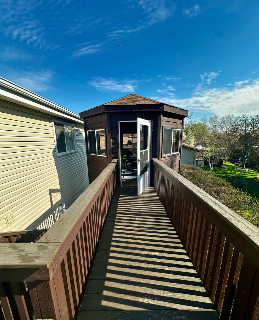 305 SUTHERLAND Lane, Bloomingdale, IL 60108