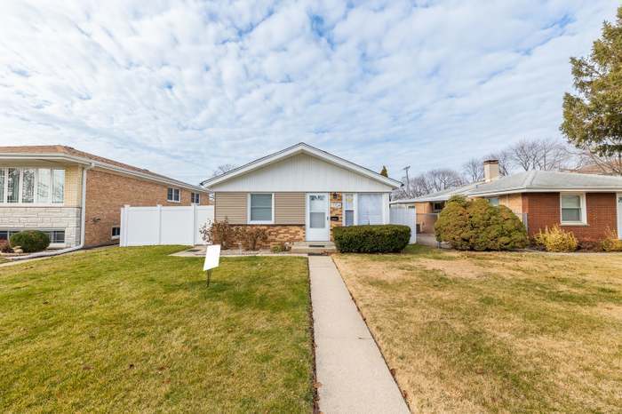 7704 Monitor Avenue, Burbank, IL 60459