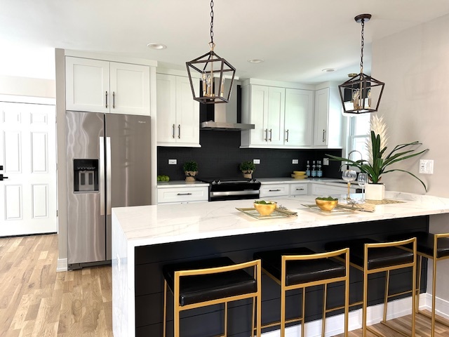 903 Jarvis Avenue, Des Plaines, IL 60018
