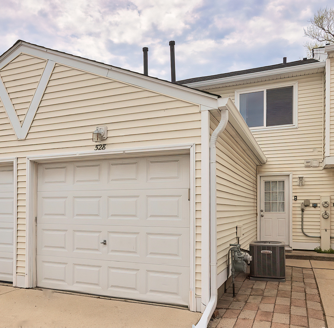 528 Meadow Green Lane, Round Lake Beach, IL 60073