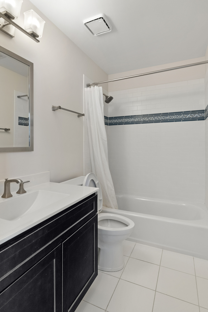 303 Glen Leven Court #303, Schaumburg, IL 60194