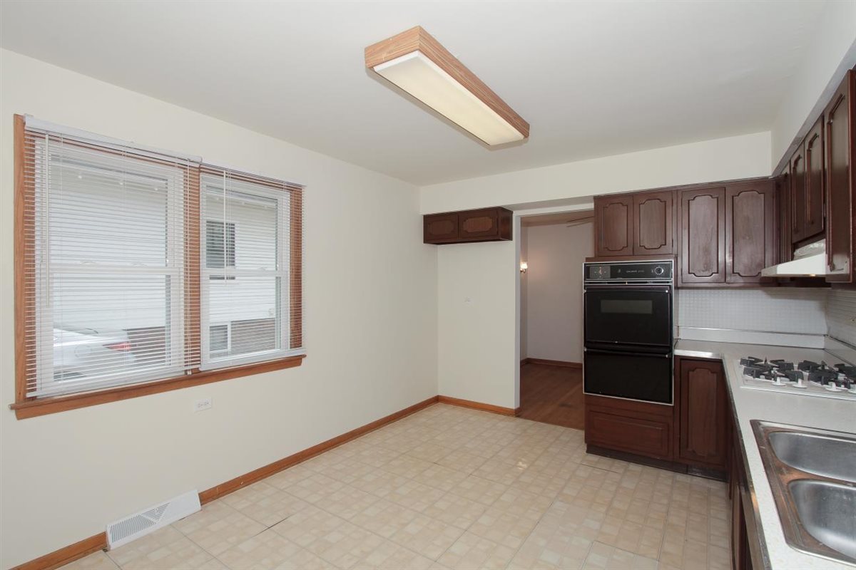 849 S 2nd Avenue, Des Plaines, IL 60016
