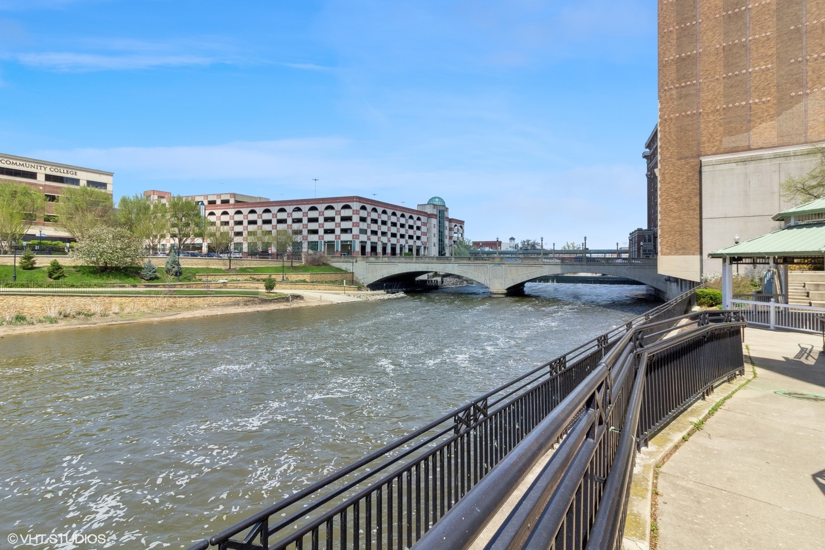 6 E Downer Place #202, Aurora, IL 60505