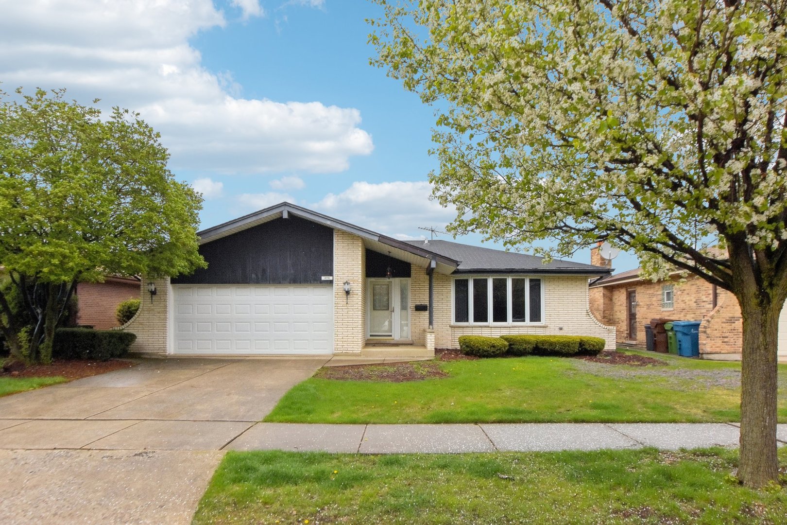 4116 W 93rd Place, Oak Lawn, IL 60453