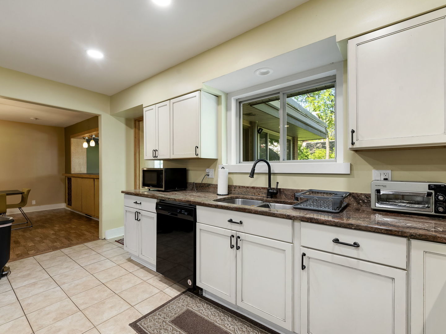 225 S Gladstone Avenue, Aurora, IL 60506