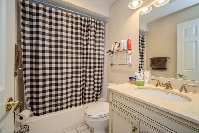 1810 W Hatherleigh Court #2B, Mount Prospect, IL 60056