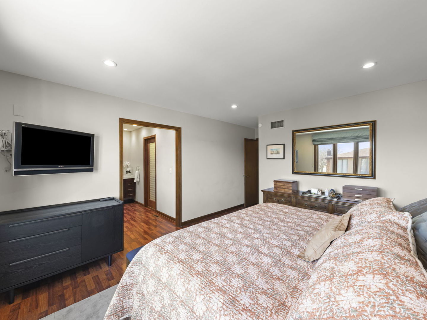 1221 N Hickory Trail, Addison, IL 60101