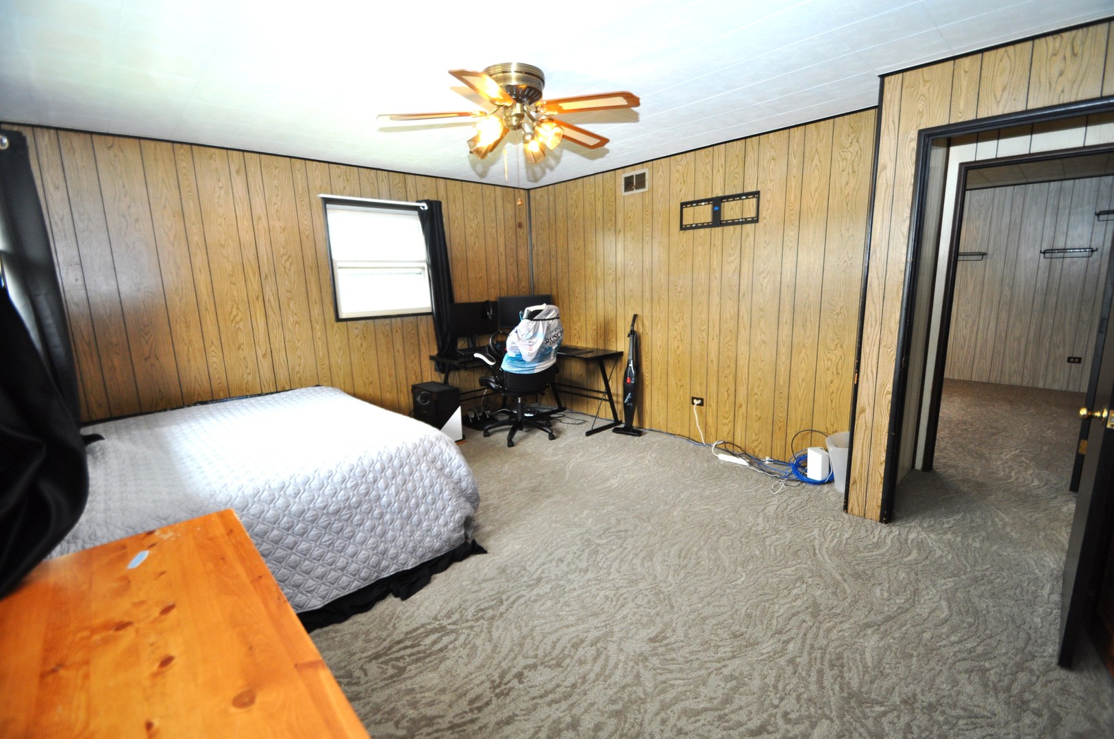 8049 Neenah, Burbank, IL 60459