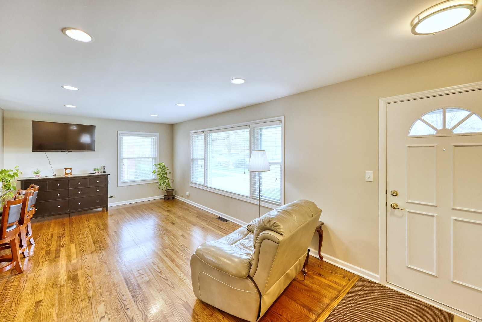 2073 Fox Lane, Des Plaines, IL 60018