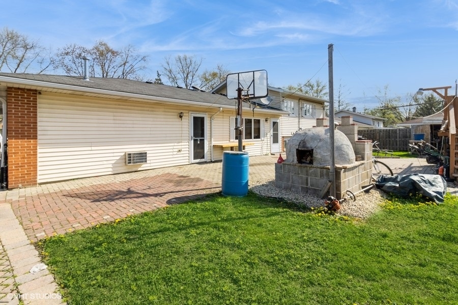 565 Flagstaff Lane, Hoffman Estates, IL 60169
