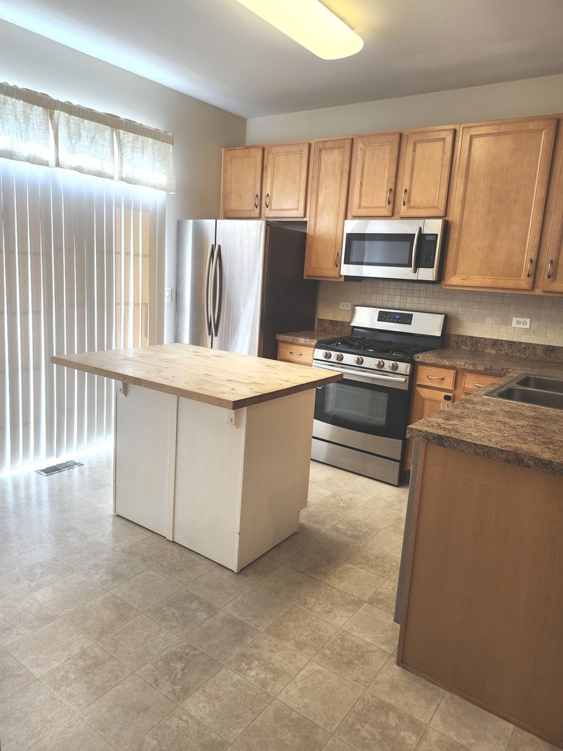 228 STATION PARK Circle, Grayslake, IL 60030