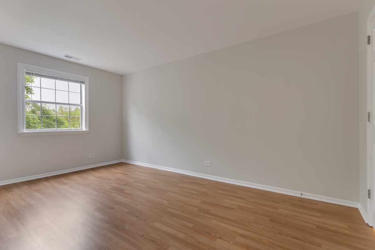 27 N Victoria Lane #G, Streamwood, IL 60107