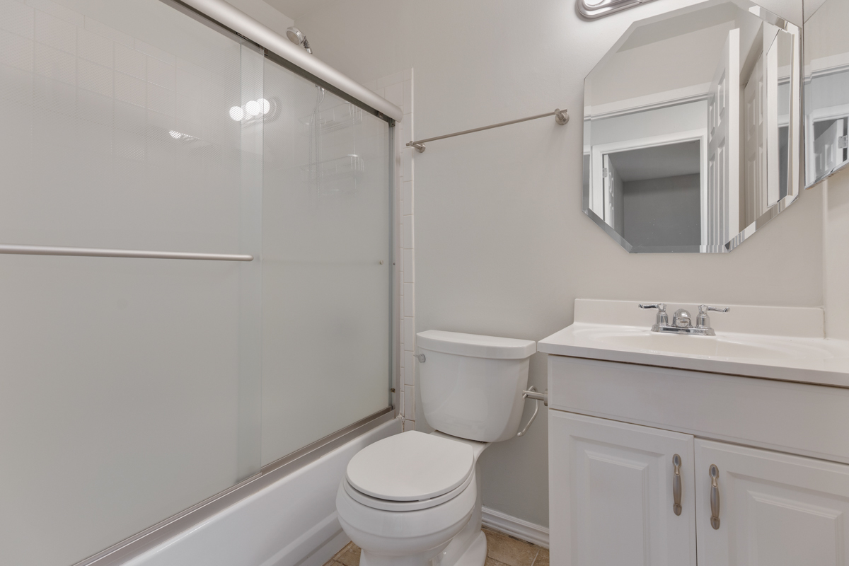 27 N Victoria Lane #G, Streamwood, IL 60107