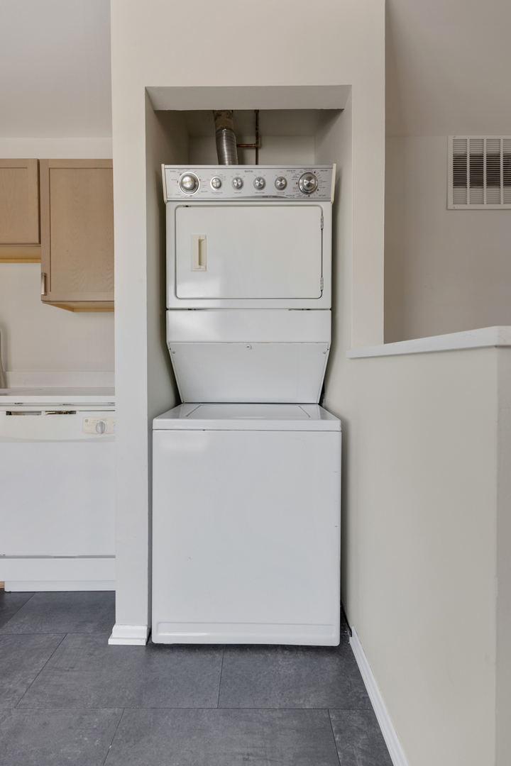 86 Gant Circle #F, Streamwood, IL 60107