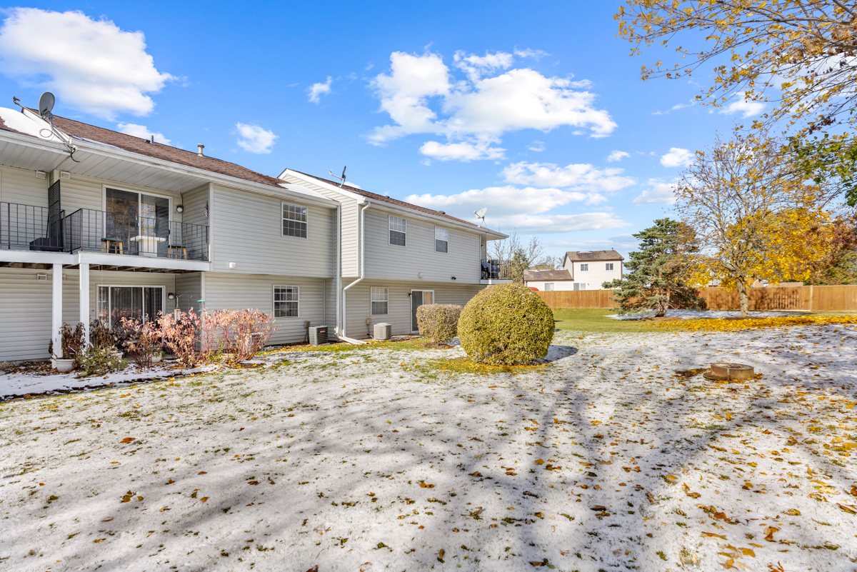 86 Gant Circle #F, Streamwood, IL 60107