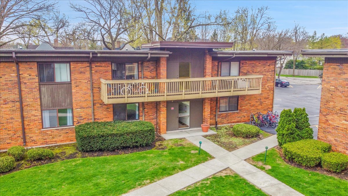 481 Duane Terrace #A-1, Glen Ellyn, IL 60137