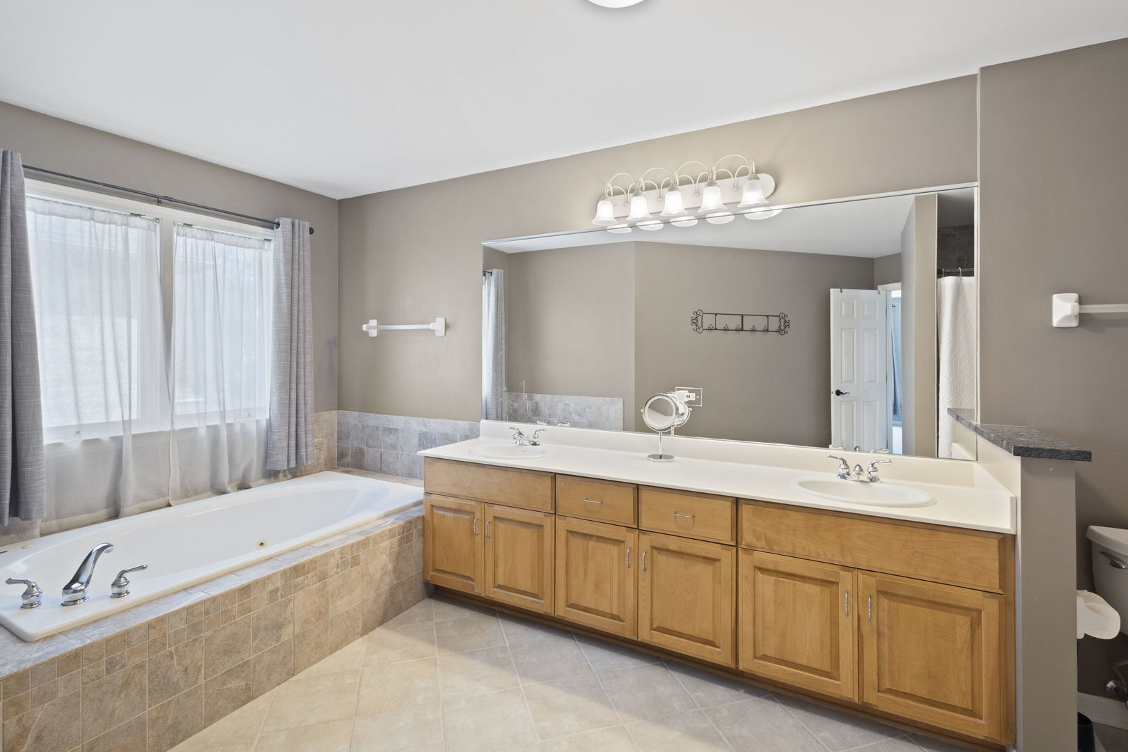 229 E 57TH Street, Westmont, IL 60559