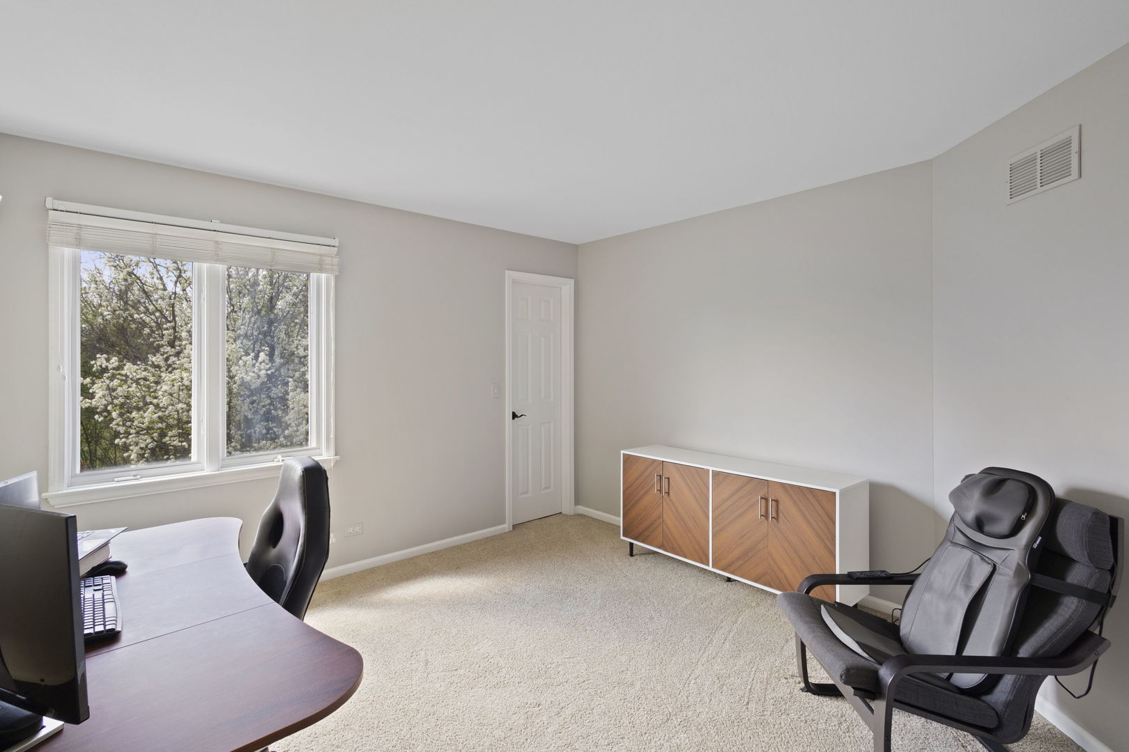229 E 57TH Street, Westmont, IL 60559
