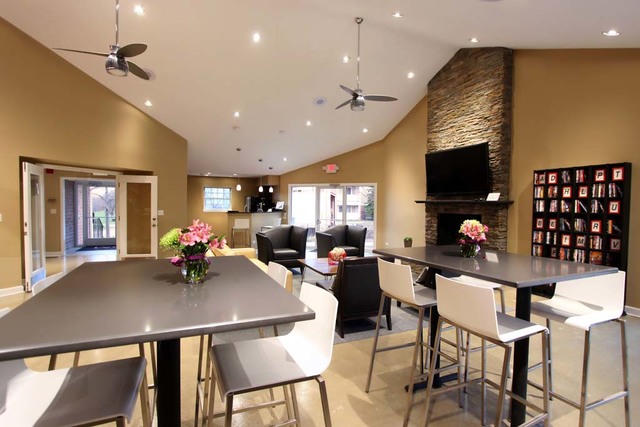 22 Burberry Circle #325, Schaumburg, IL 60173