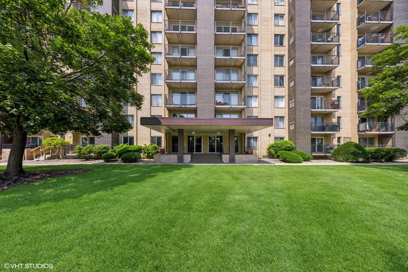 5400 Walnut Avenue #214, Downers Grove, IL 60515