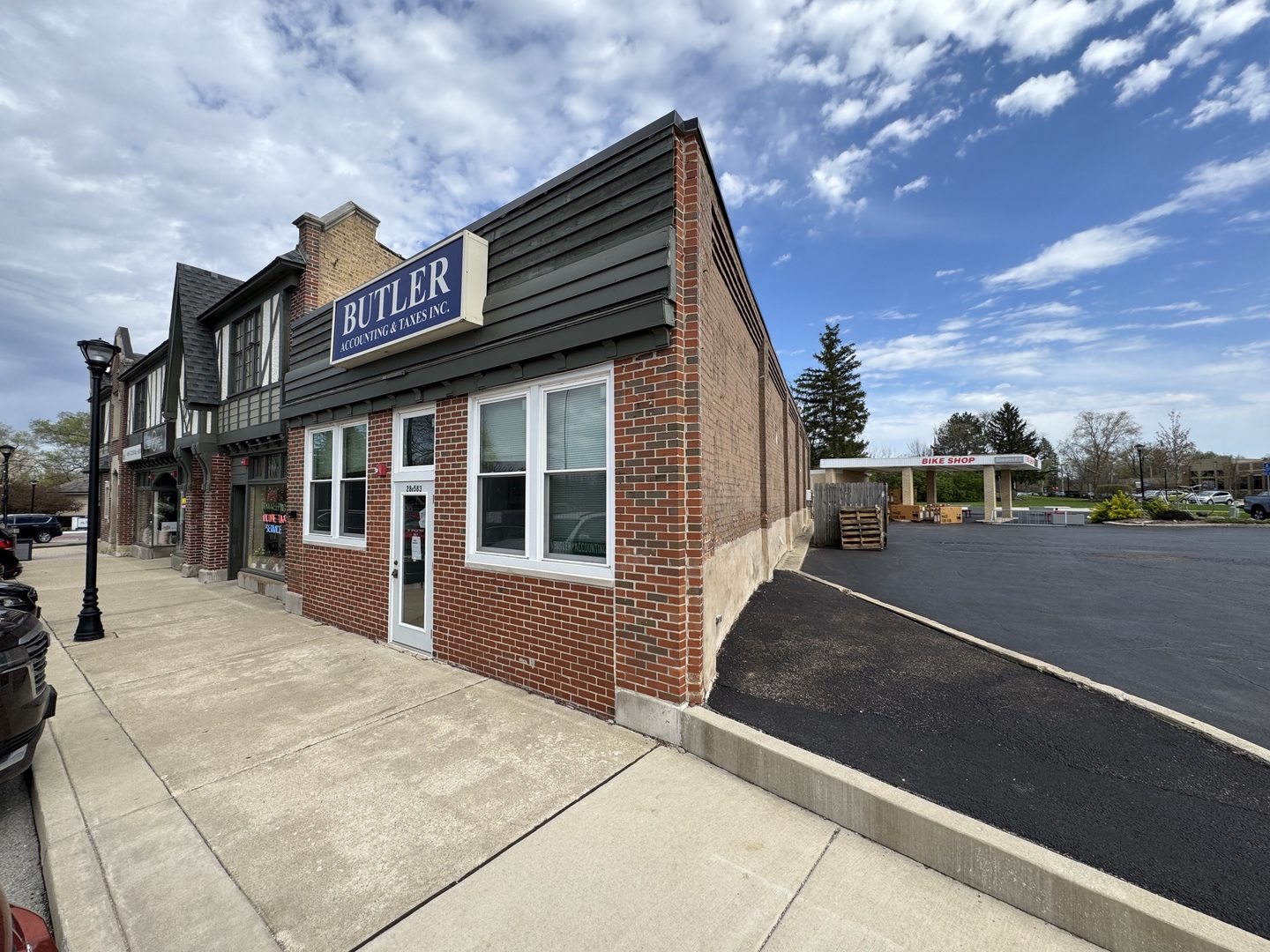 28w583 Stafford Place, Warrenville, IL 60555
