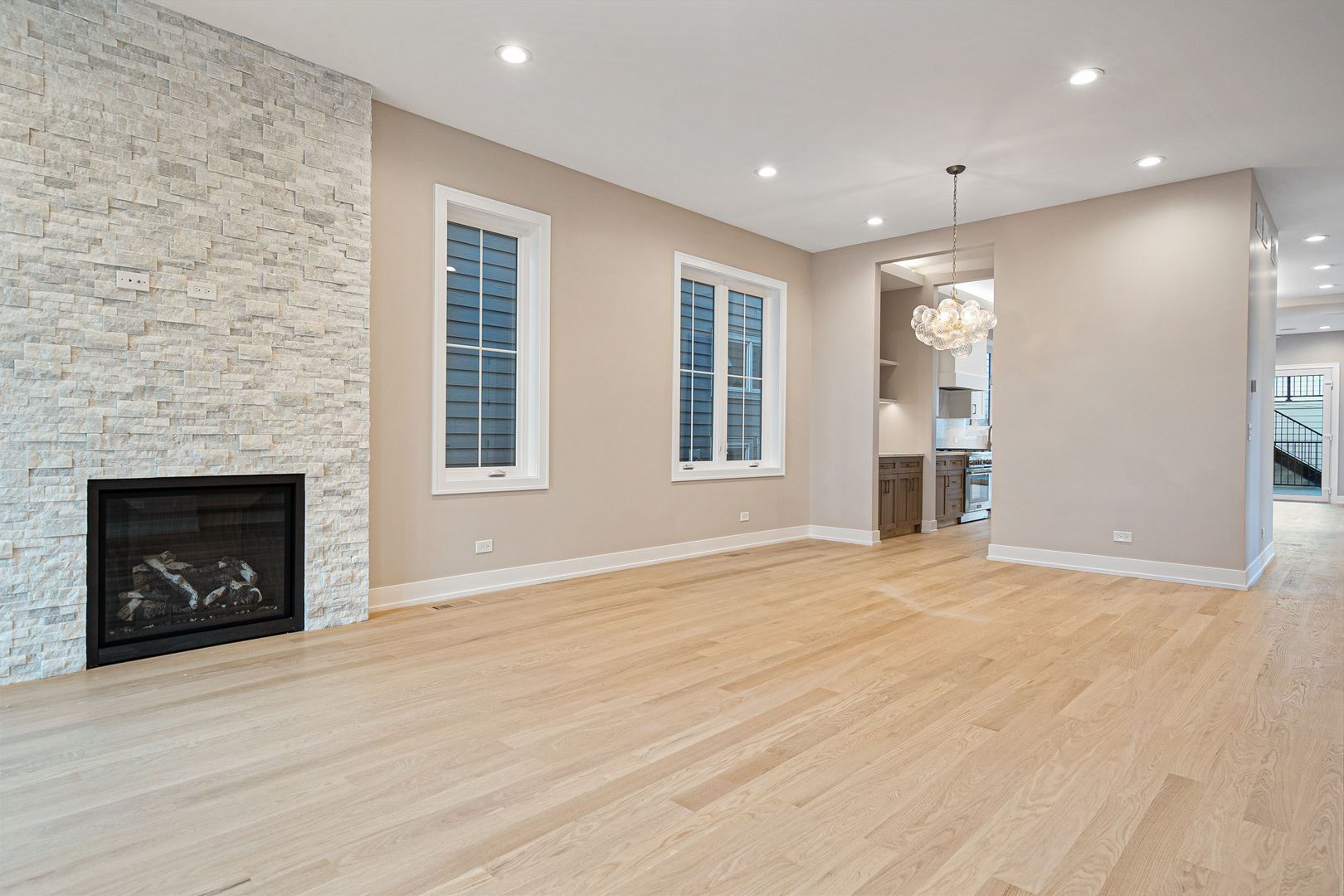 2218 W Oakdale Avenue, Chicago, IL 60618