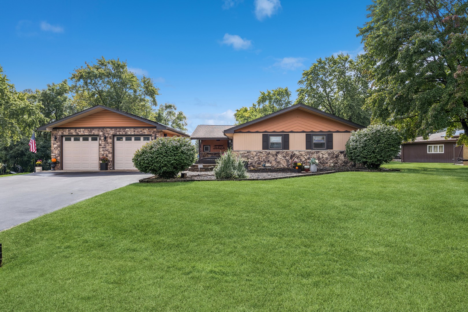 6241 Gaynelle Road, Tinley Park, IL 60477