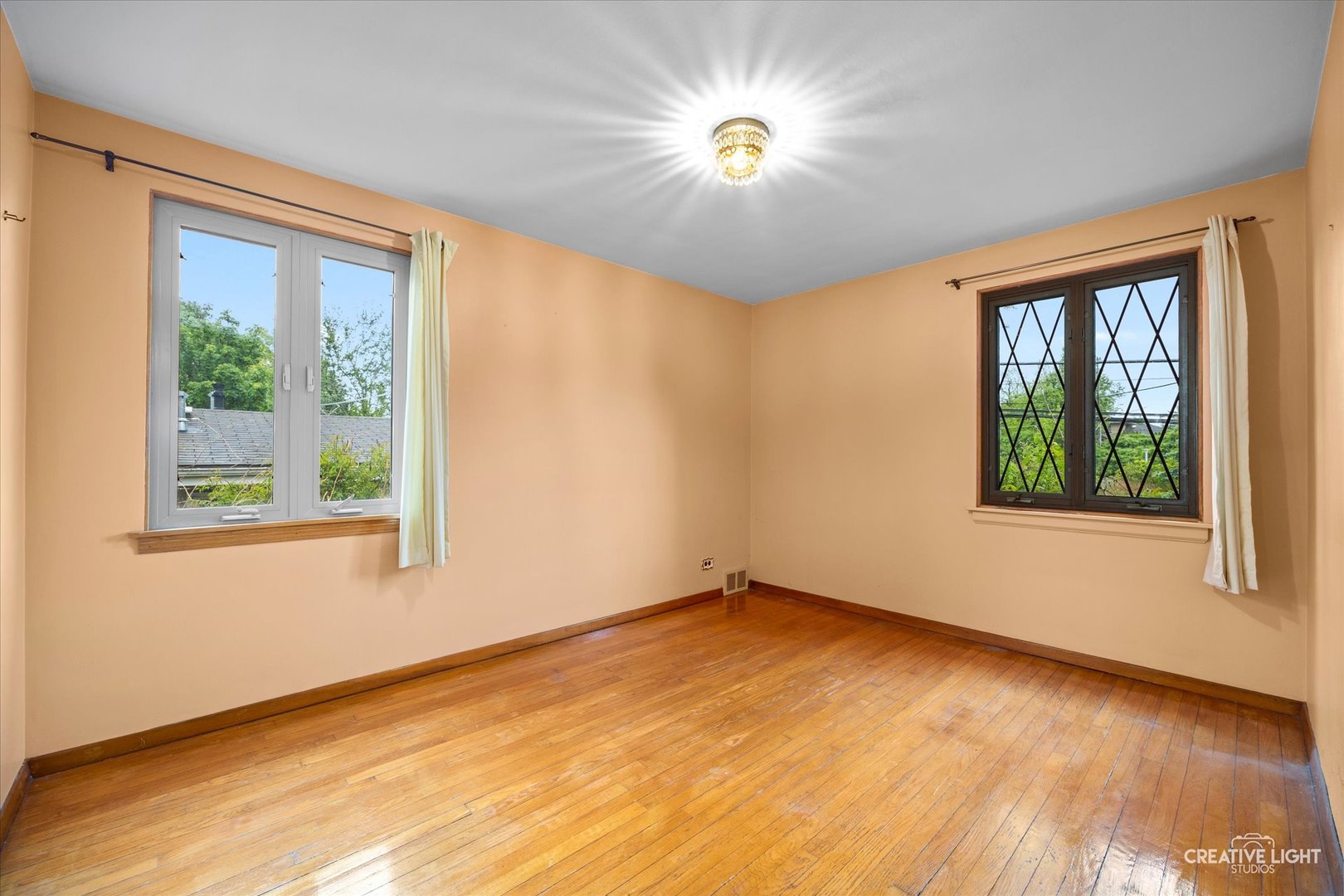 33 Chestnut Avenue, Clarendon Hills, IL 60514