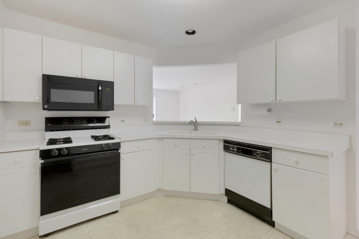 805 Leicester Road #118, Elk Grove Village, IL 60007