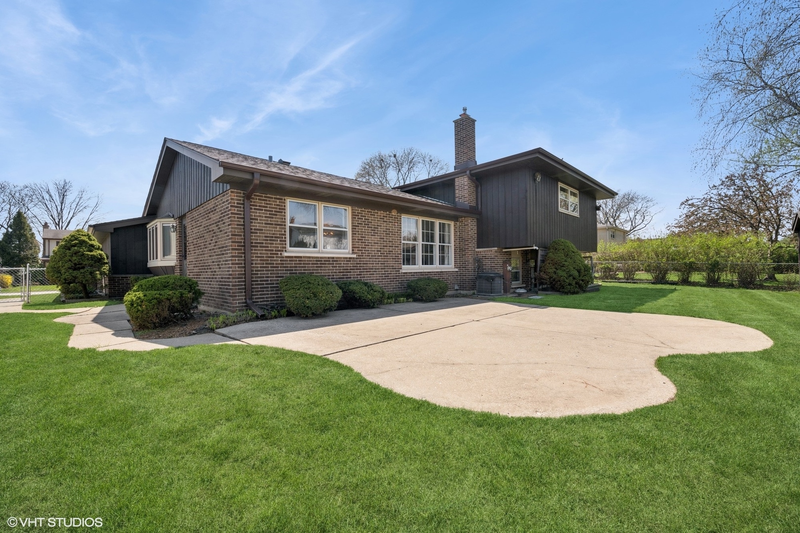 2114 E Peachtree Lane, Arlington Heights, IL 60004